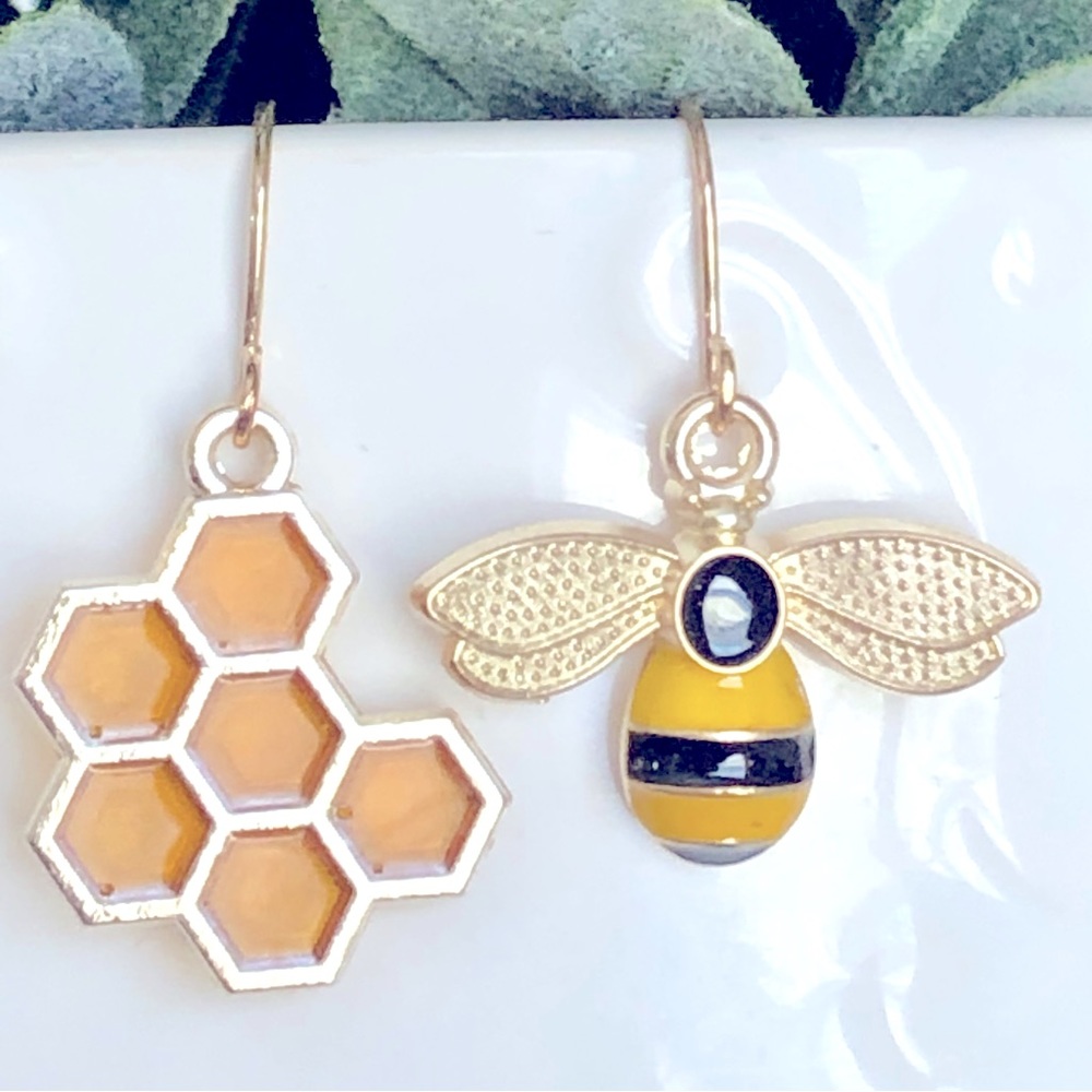 New Honeycomb Bumble Bee Dangling Earrings Hand Crafted Novelty Spring Nature